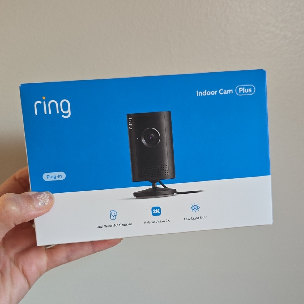 Ring Indoor Cam Plus - Sleek Black Design